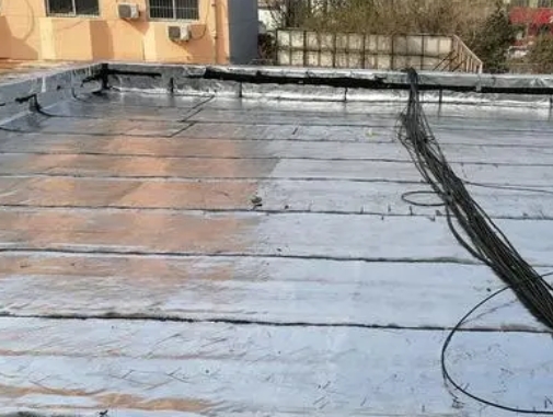 郑州二七区卫生间漏水维修公司分享下郑州二七区屋面楼顶防水刚性防水层施工要点。